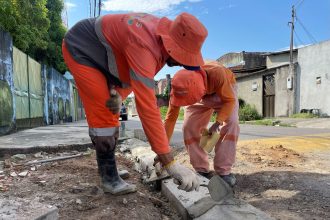 Prefeitura reforça sistema de escoamento em rua do bairro Aleixo