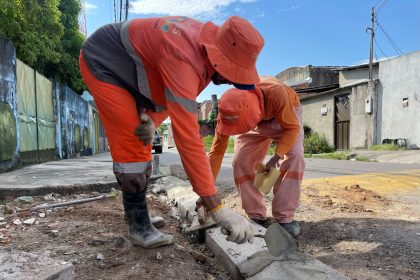 Prefeitura reforça sistema de escoamento em rua do bairro Aleixo