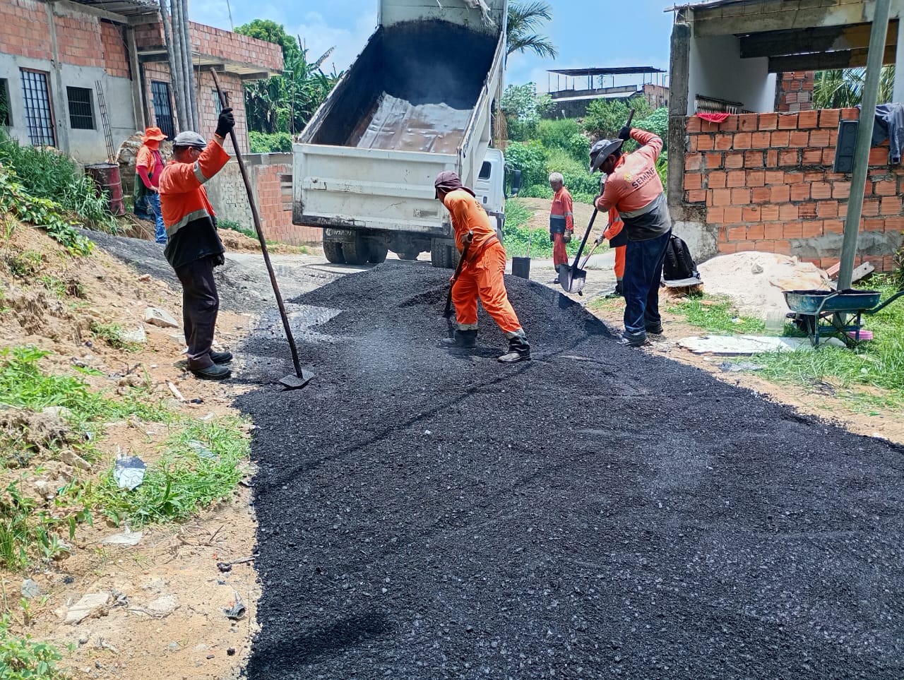 Prefeitura transforma ruas do bairro Flores com nova pavimentação