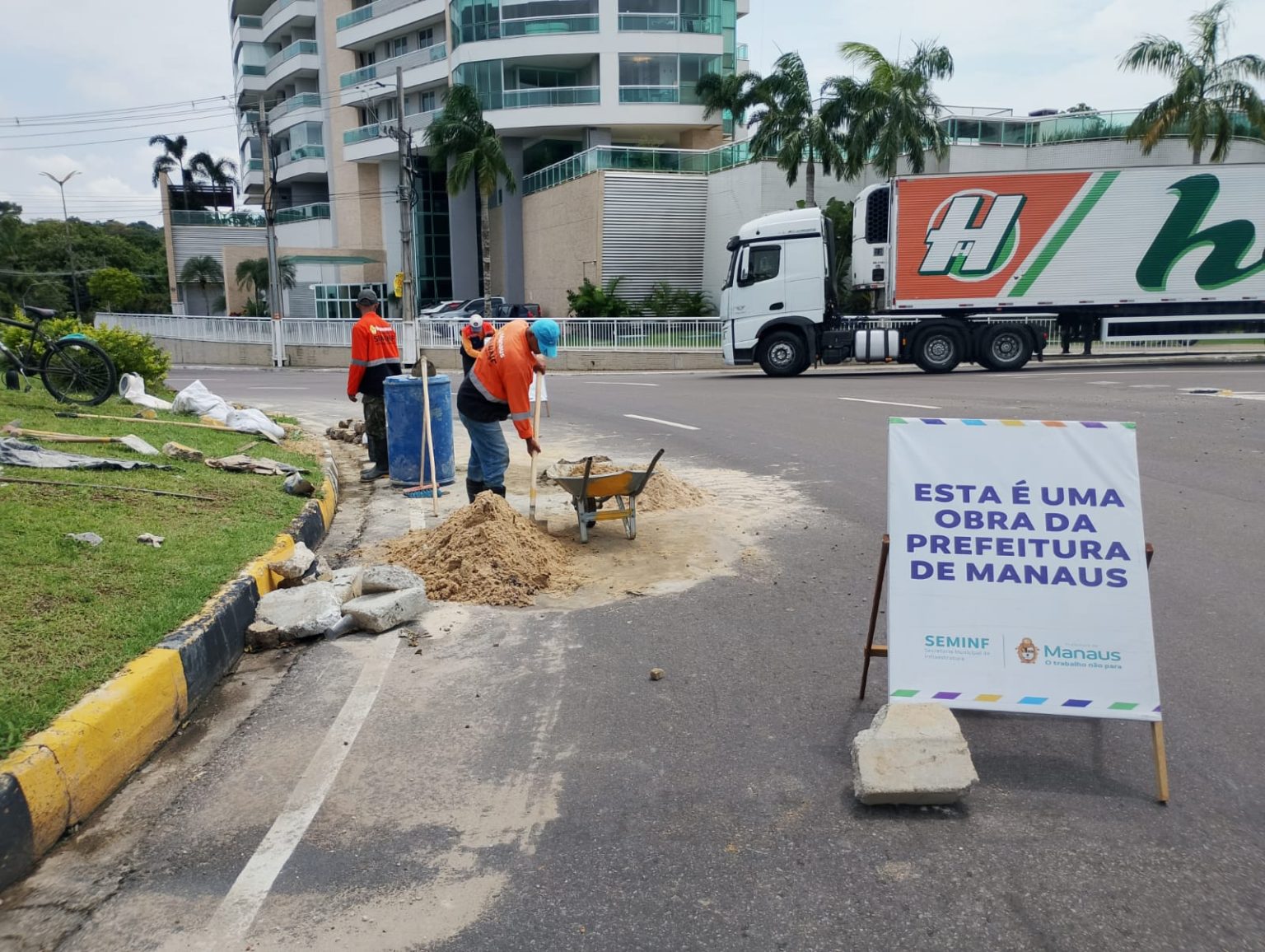 Prefeitura revitaliza drenagem na avenida Coronel Teixeira