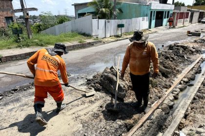 Reconstrução de drenagem na rua Visconde de Sergimirim