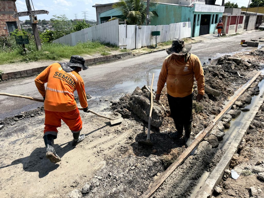 Reconstrução de drenagem na rua Visconde de Sergimirim
