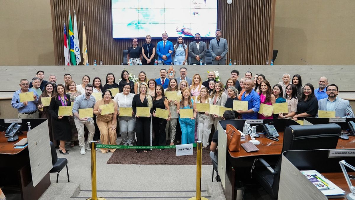 Rosivaldo Cordovil homenageia profissionais da cidade pela passagem do Dia do Dentista – Câmara Municipal de Manaus Rosivaldo Cordovil homenageia profissionais da cidade pela passagem do Dia do Dentista – Câmara Municipal de Manaus