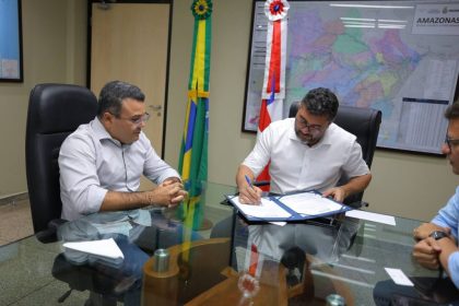 Governador Wilson Lima assina ordem de serviço para obras de pavimentação em Barreirinha