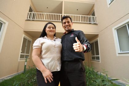 ”É um sonho que conseguimos com o Entrada do Meu Lar”, diz moradora contemplada com o subsídio ao receber as chaves do apartamento