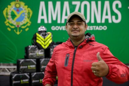 “Vai ajudar bastante para fazermos nossas entregas”, declara motofretista beneficiado com kit de segurança entregue pelo Governo do Amazonas
