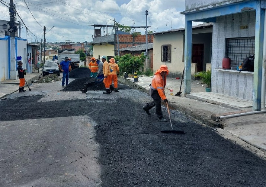 Obras de recuperação asfáltica no bairro Tancredo Neves