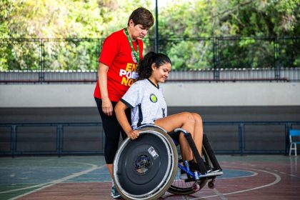 Inclusão na prática: curso de Educação Física da UEA promove aulas sobre o manuseio de cadeira de rodas