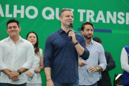 Valorização e segurança: vereador Rodrigo Sá participa de ação inédita para motofretistas com entrega de 250 kits de segurança