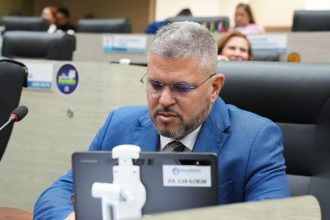 Da tribuna da CMM, Elan Alencar destaca ações sociais e infraestrutura