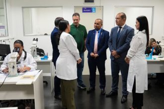 Vereadores da CMM visitam laboratórios municipais e avaliam estrutura para exame de DNA-HPV no SUS
