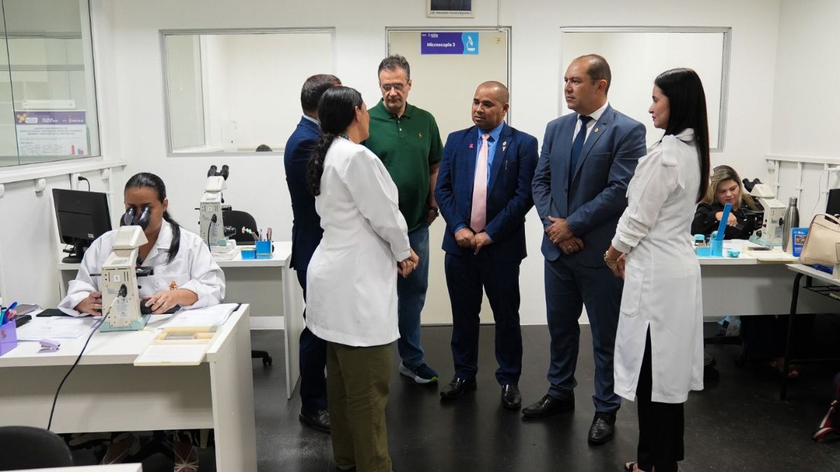 Vereadores da CMM visitam laboratórios municipais e avaliam estrutura para exame de DNA-HPV no SUS
