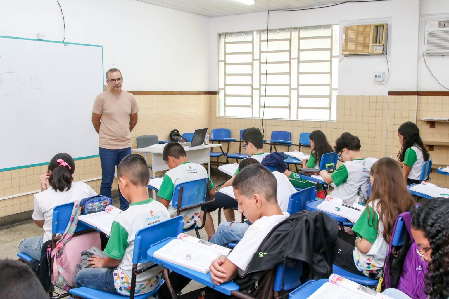 Prefeitura de Manaus divulga edital do concurso público com mais de mil vagas para Semed