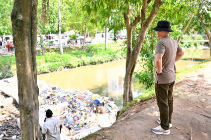 Prefeito acompanha retirada de lixo na ecobarreira do Mindu