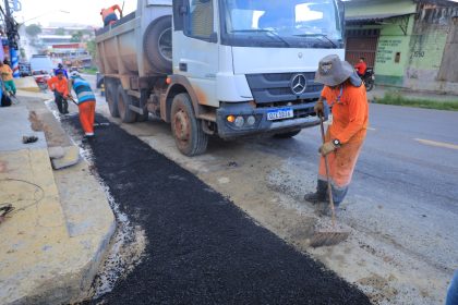 Prefeitura de Manaus realiza recuperação asfáltica na avenida Sumaúma