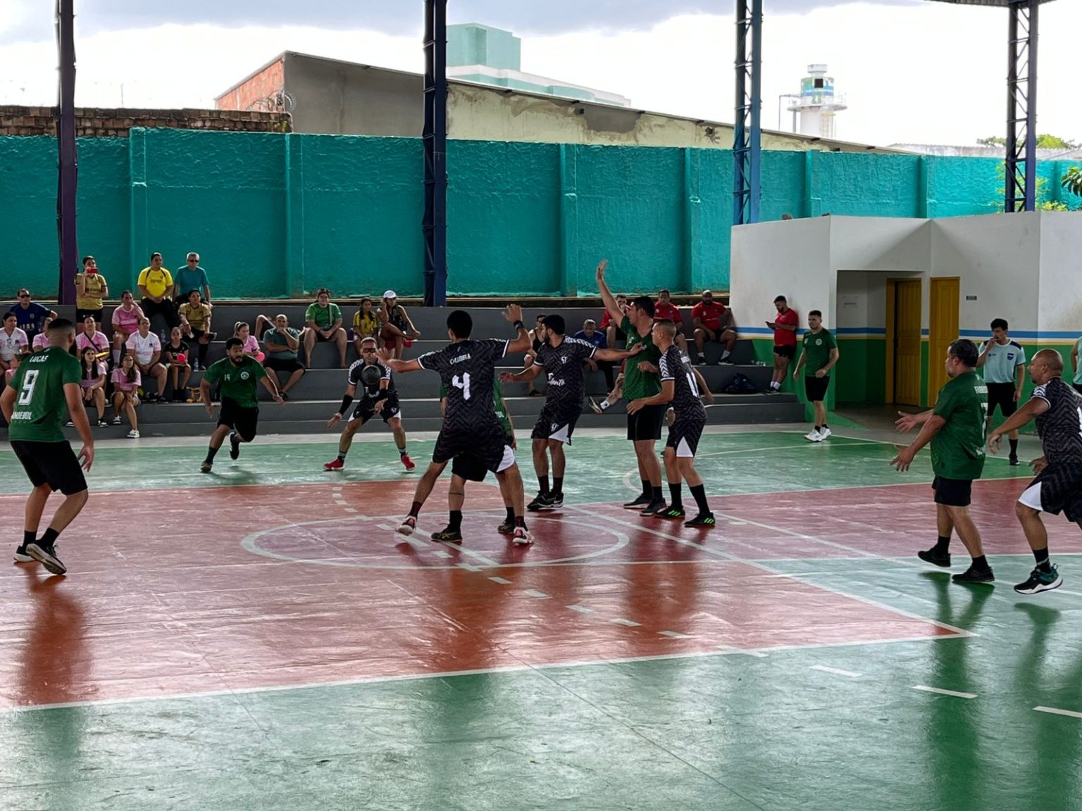 Mais de 130 servidores da Semed participam da final de handebol do Jiss 2025