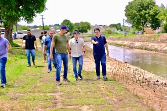 David Almeida acompanha obras de macrodrenagem e limpeza