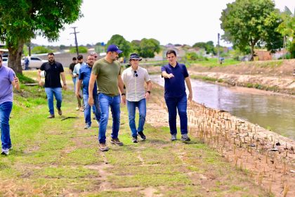 David Almeida acompanha obras de macrodrenagem e limpeza