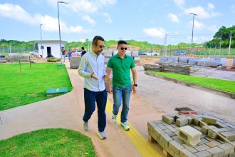 Prefeito David Almeida fiscaliza obras da nova sede do Implurb no parque Mosaico
