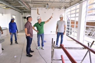 Prefeito David Almeida vistoria obras de UBSs na zona Norte