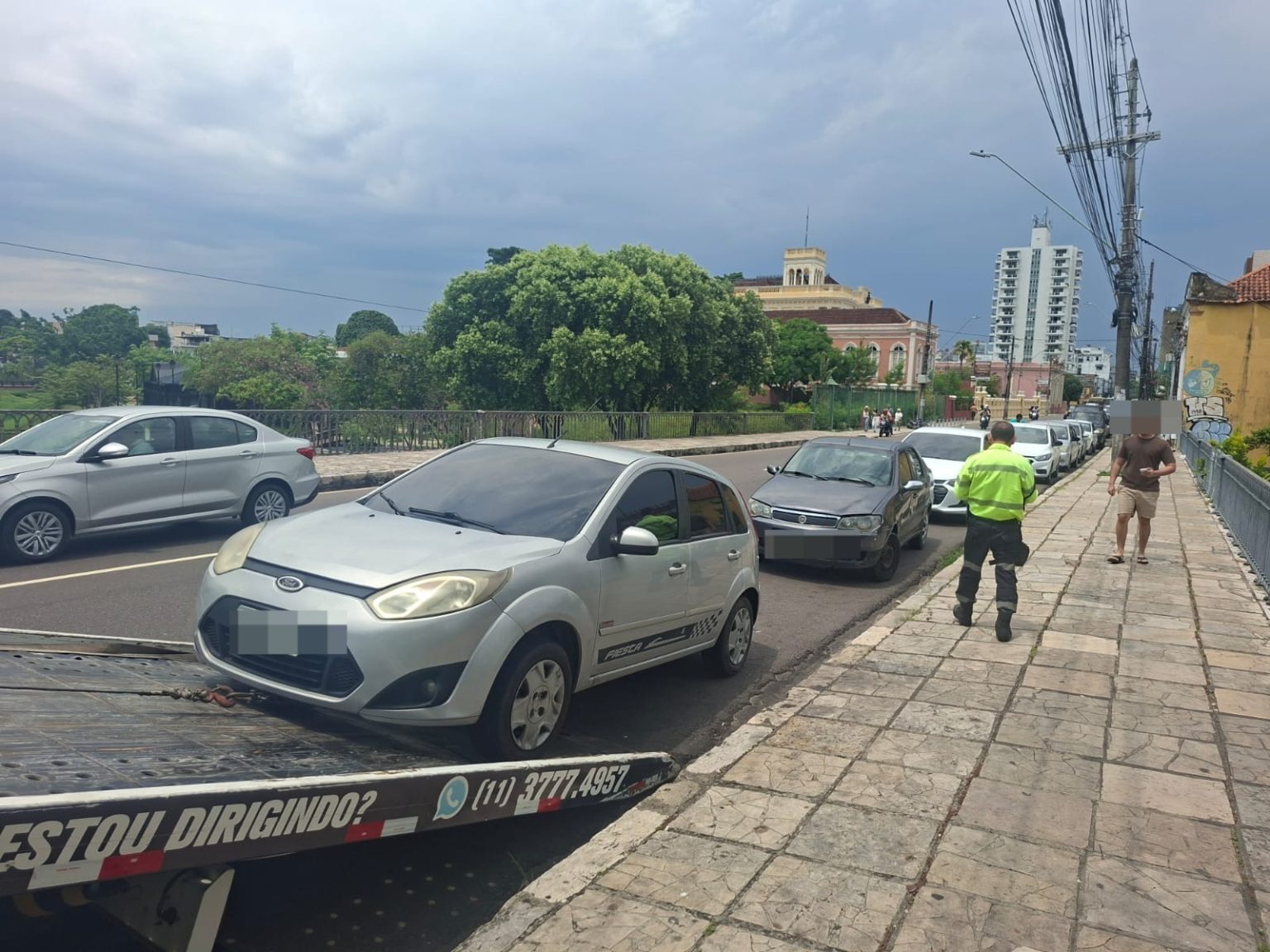 Prefeitura intensifica operação ‘Sucata’ e remove veículo irregular sobre ponte em Manaus
