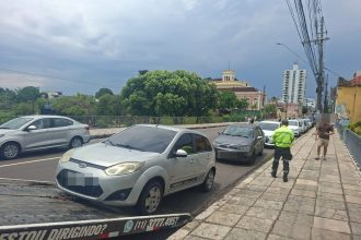 Prefeitura intensifica operação ‘Sucata’ e remove veículo irregular sobre ponte em Manaus