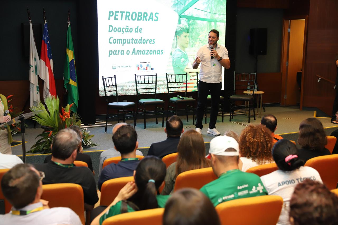 Cerca de 40 escolas recebem computadores da Petrobras