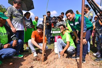 Prefeito David Almeida lança projeto ‘Parque 60+ Verde’ e promove o maior plantio em parque urbano de Manaus