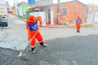 Prefeitura de Manaus realiza serviço de recuperação asfáltica em rua do bairro Monte das Oliveiras