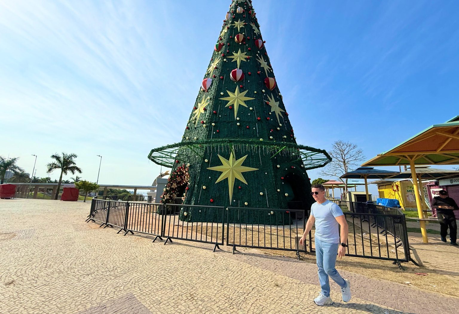 Prefeito David Almeida antecipa luzes de Natal na Ponta Negra Prefeito David Almeida antecipa luzes de Natal na Ponta Negra
