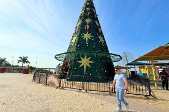 Prefeito David Almeida antecipa luzes de Natal na Ponta Negra Prefeito David Almeida antecipa luzes de Natal na Ponta Negra