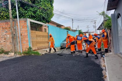 ‘Plano de Verão’ da Prefeitura de Manaus reforça pavimento em ruas do bairro Armando Mendes