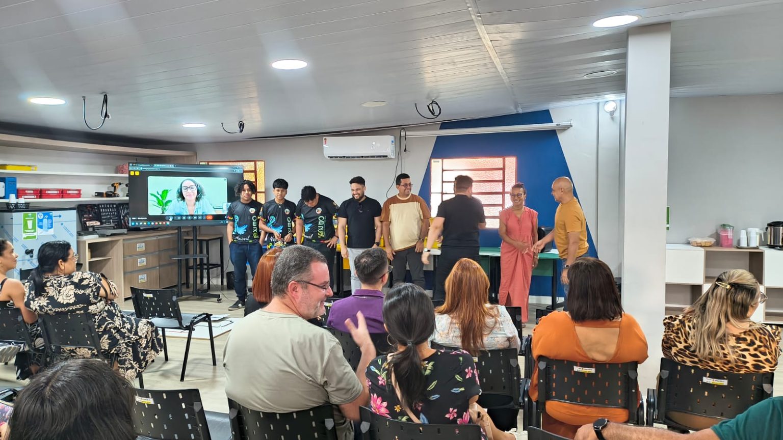 Prefeitura e Ardagh realizam entregas de kits de robótica Prefeitura e Ardagh realizam entregas de kits de robótica