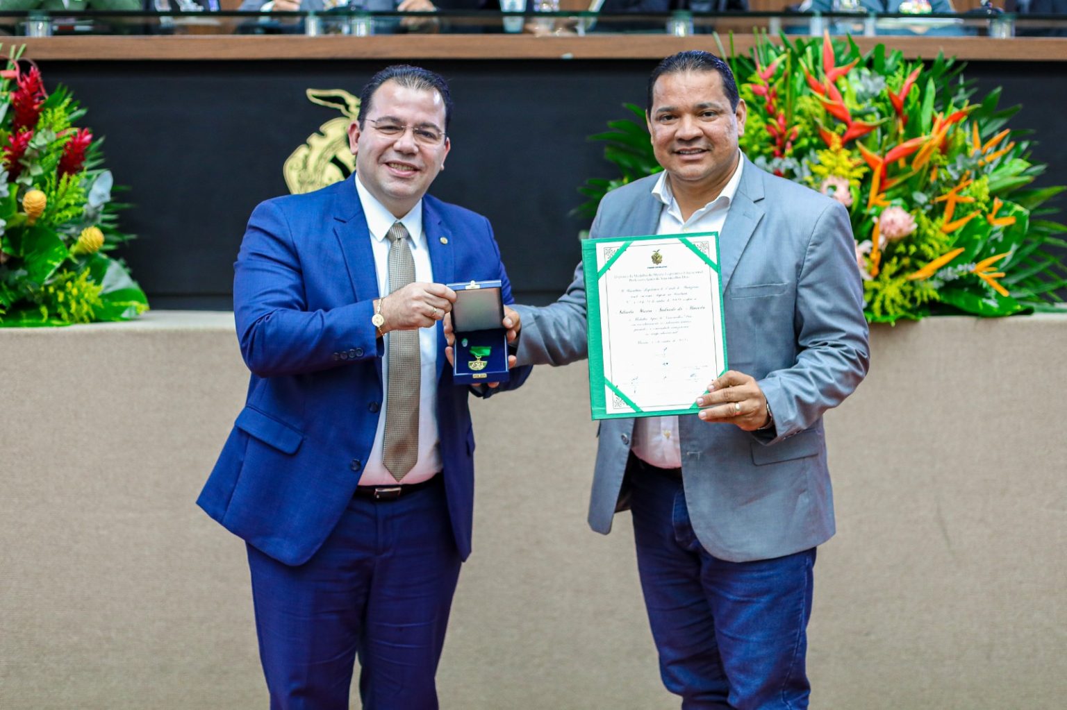 Wilker Barreto homenageia secretários de Educação de Tapauá e Presidente Figueiredo com Medalha do Mérito Educacional Ignês Vasconcelos