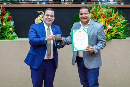 Wilker Barreto homenageia secretários de Educação de Tapauá e Presidente Figueiredo com Medalha do Mérito Educacional Ignês Vasconcelos