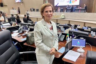 Yomara Lins celebra a promulgação da Frente Parlamentar Cristã na Câmara Municipal de Manaus