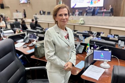 Yomara Lins celebra a promulgação da Frente Parlamentar Cristã na Câmara Municipal de Manaus – Câmara Municipal de Manaus
