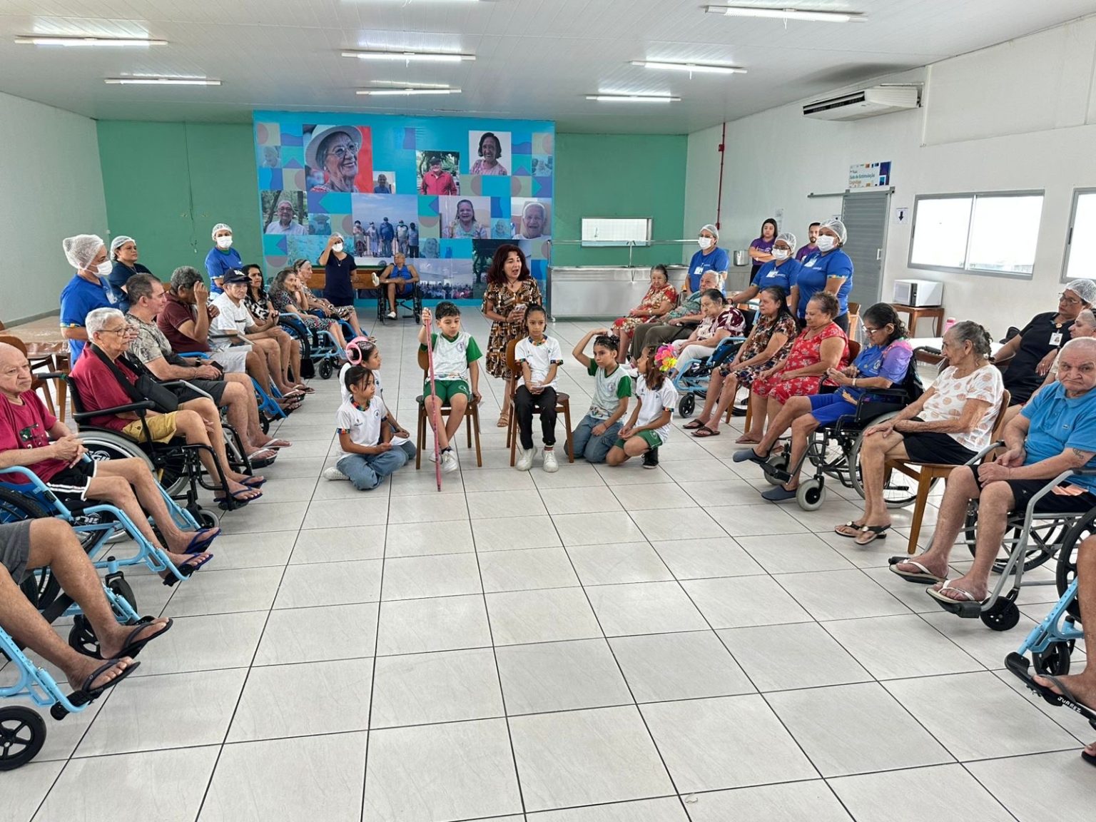 Encontro intergeracional entre alunos e idosos na FDT
