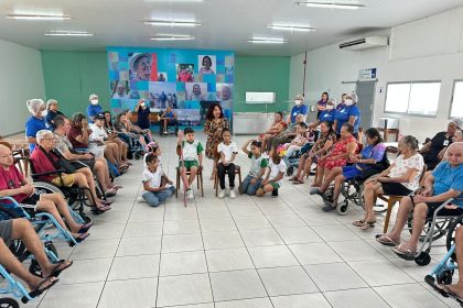 Encontro intergeracional entre alunos e idosos na FDT