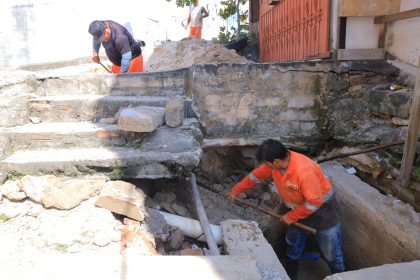 PMM revitaliza drenagem profunda no beco Fábio Lucena