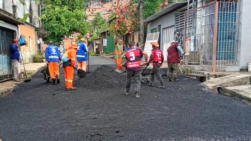 Prefeitura de Manaus revitaliza vias na comunidade Val Paraíso