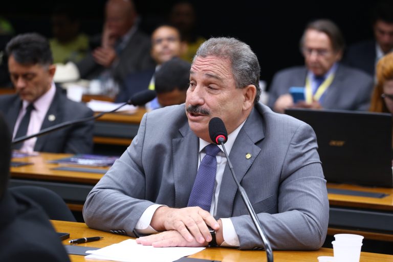 Comissão aprova projeto que pretende tornar a internet mais segura e acessível para idosos Comissão aprova projeto que pretende tornar a internet mais segura e acessível para idosos