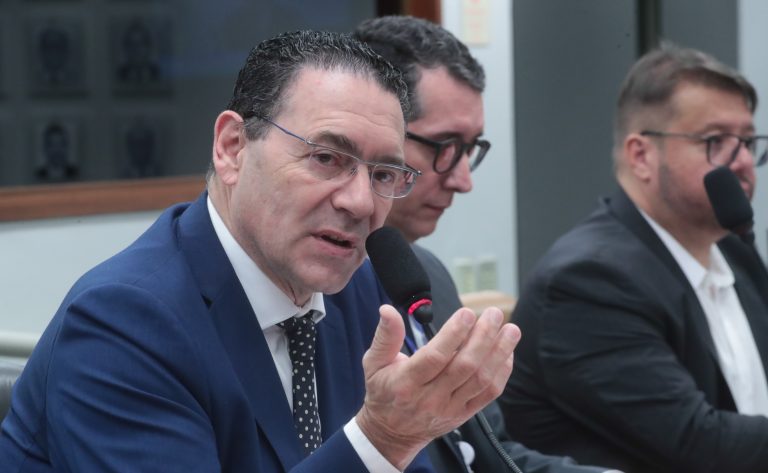 Comissão aprova proibição da venda de cigarro perto de escolas Comissão aprova proibição da venda de cigarro perto de escolas