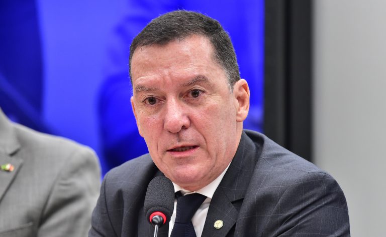 Projeto de lei assegura assistência jurídica a policial acusado