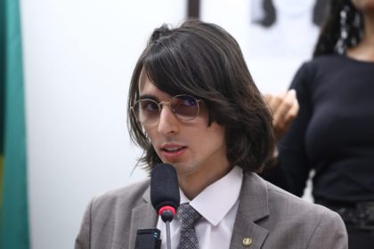 Comissão aprova acompanhante para pessoa autista ou com Down em exame de direção veicular