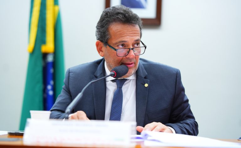 Comissão aprova projeto que permite a ex-cônjuges manter plano de saúde após separação Comissão aprova projeto que permite a ex-cônjuges manter plano de saúde após separação