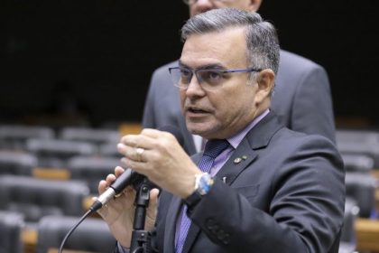 Comissão aprova condições para motorista de táxi ou de aplicativo financiar cabine blindada