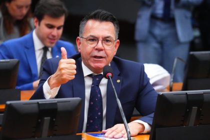 Comissão aprova incluir no currículo escolar orientação sobre denúncia de violência