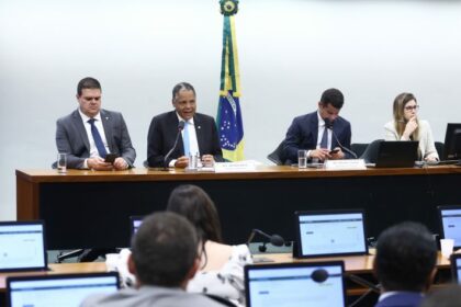 Comissão aprova novas regras de contratação e aposentadoria para agentes de saúde e de endemias