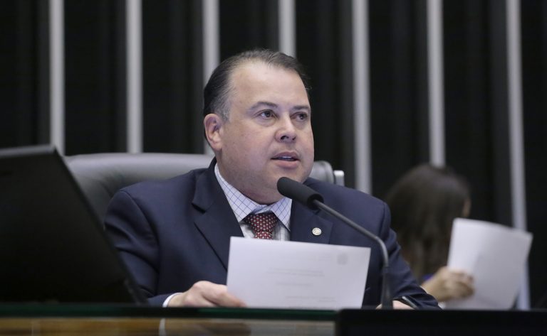 Comissão aprova projeto que exige uniforme de seleções oficiais nas cores da bandeira nacional